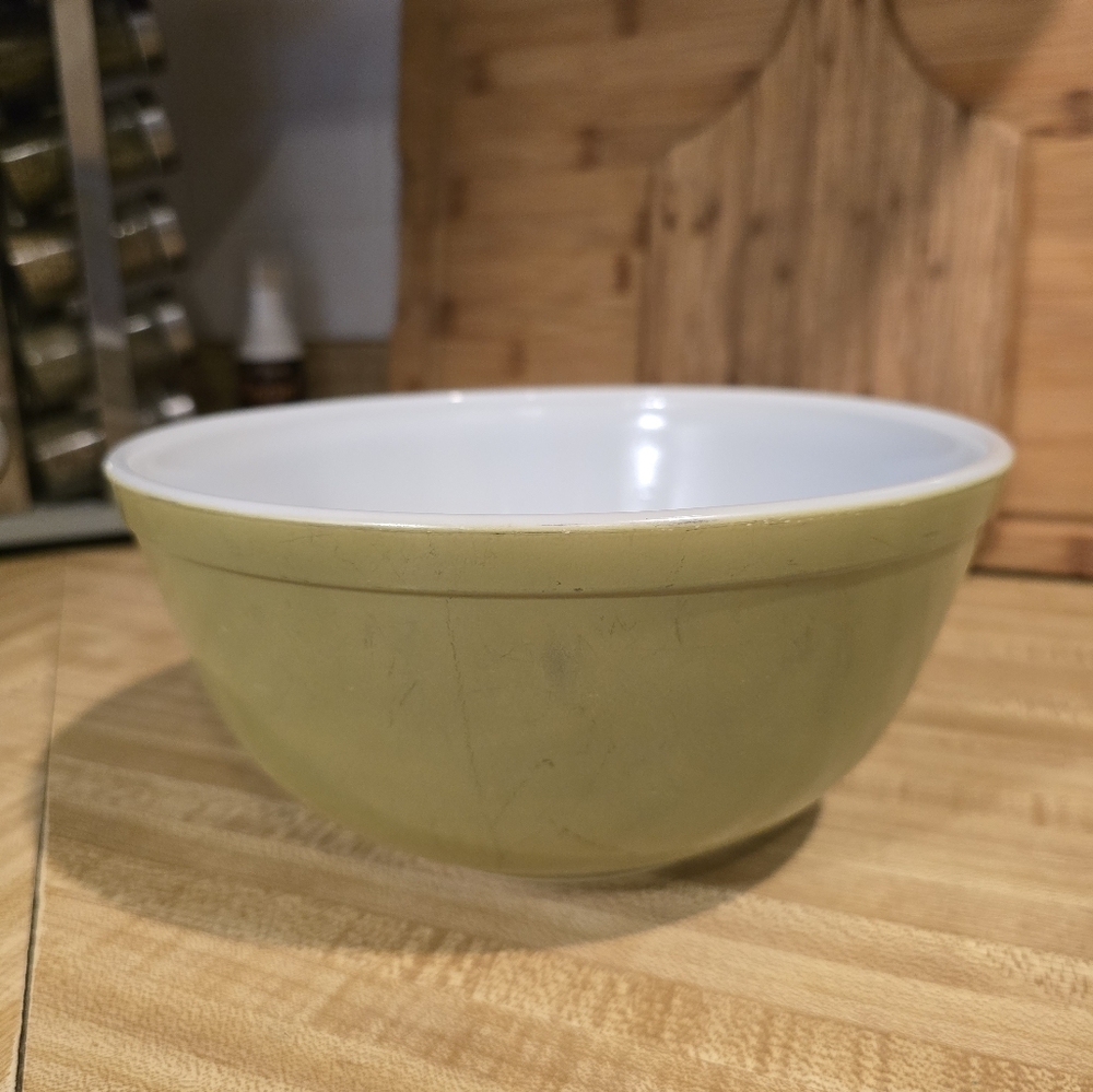 Vintage pyrex avocado green color